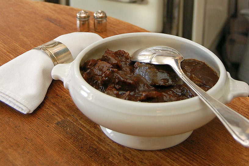 Stoofvlees in een klein schattig wit kommetje